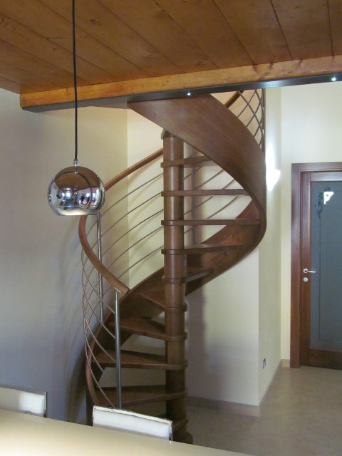 Spindelstiege aus dunklem Holz