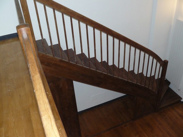 Vollholzstiege aus dunklem Holz